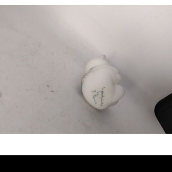 Vintage Fenton hand painted satin glass bear figurine, signed - Picture 8 of 10